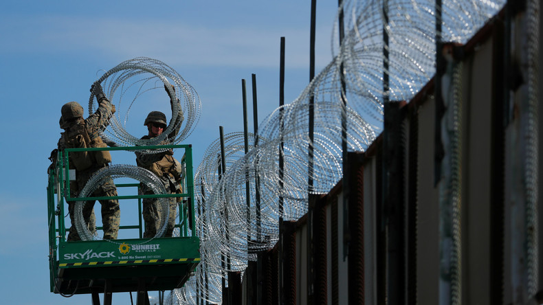 Mexikaner nehmen Stacheldraht von Grenzmauer zum Schutz eigener Häuser