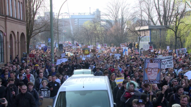 „Stoppt Artikel 13“ - Tausende protestieren in Berlin gegen EU-Urheberrechtsreformen im Netz