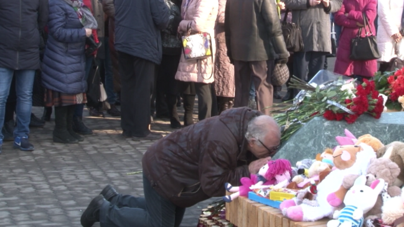 Ein Jahr nach der Feuertragödie von Kemerowo: Menschen gedenken in tiefer Trauer der Toten