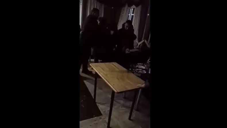 Russland: Betrunkener Mann versucht Bargäste mit Kettensäge anzugreifen 