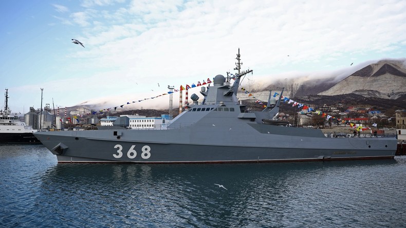 Russische Marineschiffe beobachten NATO-Fregatten bei deren Fahrt durch das Schwarze Meer