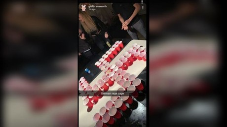 Kalifornische Schüler machen Hakenkreuz aus Biergläsern und zeigen Hitlergruß