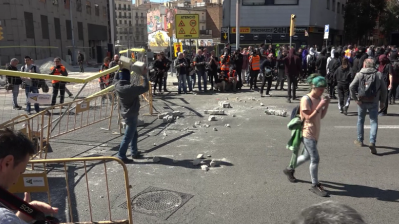 Spanien: Chaos bricht aus, als Antifa gegen Nationalisten-Kundgebung aufmarschiert