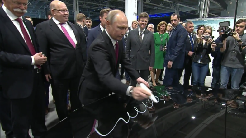 Daimler-Chef bittet Putin um Autogramm auf Mercedes: "Dann hat er nämlich mindestens doppelten Wert"