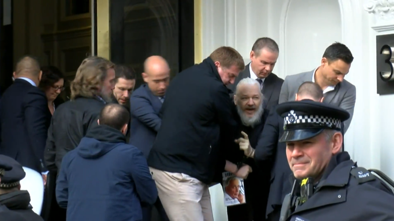 London: Julian Assange aus ecuadorianischer Botschaft ausgewiesen und verhaftet (Exklusiv-Video)