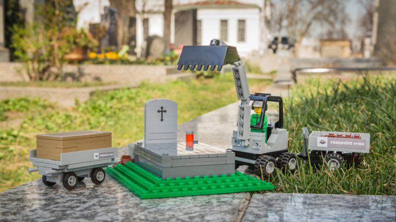 Das Spiel mit dem Tod: Wiener Museum zeigt Grabsteine und Krematoriumsofen aus LEGO