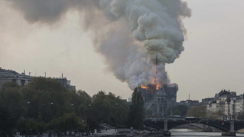 Paris: Weltberühmte Kathedrale Notre-Dame steht in Flammen