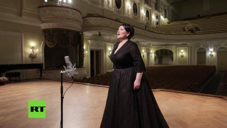 Russland: Opernsänger spielen Ave Maria zu Ehren der Kathedrale von Notre-Dame
