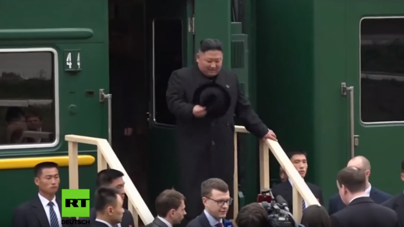 Premiere: Nordkoreanischer Staatschef Kim Jong-un betritt zum ersten Mal russischen Boden