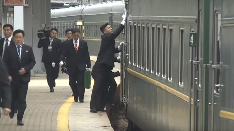 Nordkoreanische Leibwächter polieren Kim Jong-uns Zugabteil bei Einfahrt nach Wladiwostok
