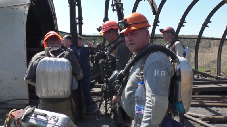 Russische Rettungsspezialisten nach tödlicher Minenexplosion in Lugansk im Einsatz