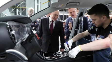 Deutsch-russische Partnerschaft kommt in Fahrt: Daimler AG eröffnet Mercedes-Benz-Werk bei Moskau