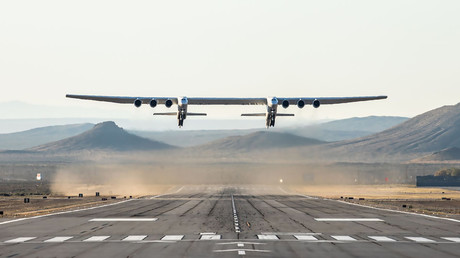 Mit 117 Metern Flügelspannweite in den Himmel: Weltgrößtes Flugzeug absolviert ersten Testflug