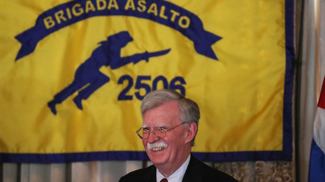 Bolton droht weitere Sanktionen als Warnung an "externe Akteure" wie Russland an