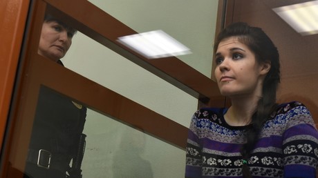 LIVE: Wegen IS-Verbindungen verurteilte russische Studentin spricht über ihre Haftentlassung