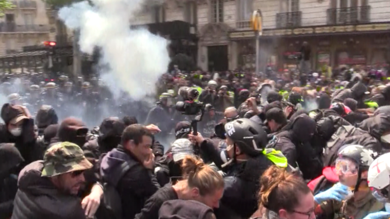 Chaos, Zusammenstöße und Krawall in Paris: Zehntausende protestieren – Hunderte Festnahmen