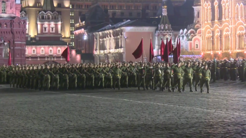 Moskau: Truppen und Militärfahrzeuge auf dem Roten Platz proben Parade zum Tag des Sieges