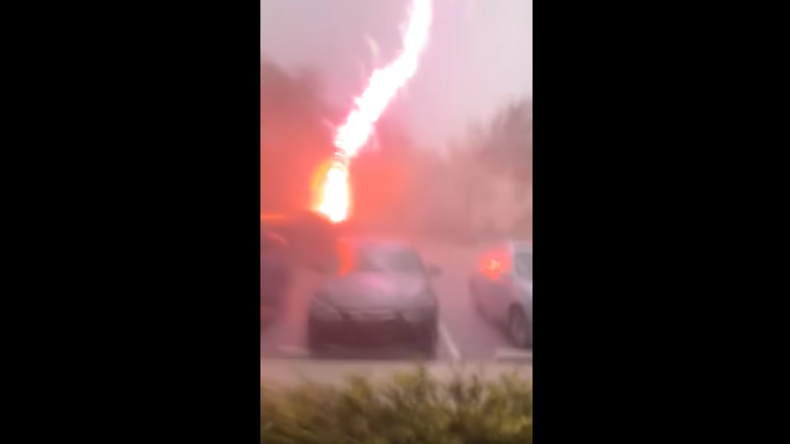 Frau in Florida filmt zufällig, wie Blitz mehrfach einschlägt