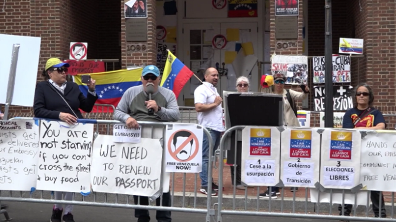 USA: Guaidó-Anhänger "belagern" Aktivisten, die die venezolanische Botschaft besetzen