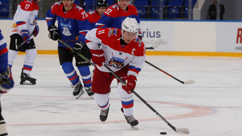 LIVE aus Sotschi: Wladimir Putin nimmt an einem Galaspiel der Night Hockey League teil