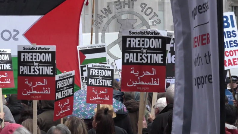 Ahed Tamimi spricht in London zu den Teilnehmern einer Pro-Palästina-Demo