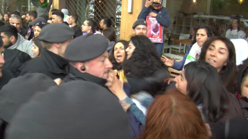 Düsseldorf: "Szenen wie in der Türkei" – Pro-kurdische Demonstranten und Polizei stoßen zusammen 