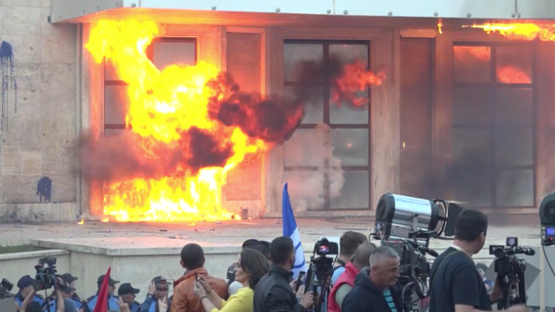 Heftige Proteste in Albanien: Brand- und Farbbomben fliegen gegen Regierungsgebäude