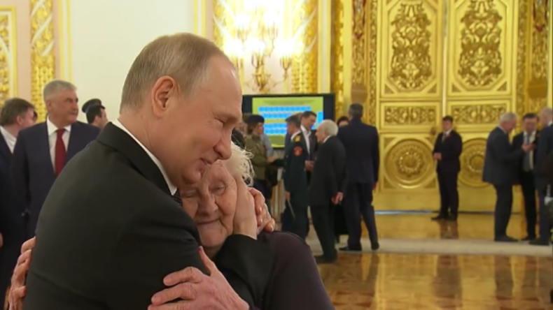 Rührende Bilder aus dem Kreml: Putin trifft seine erste Lehrerin wieder