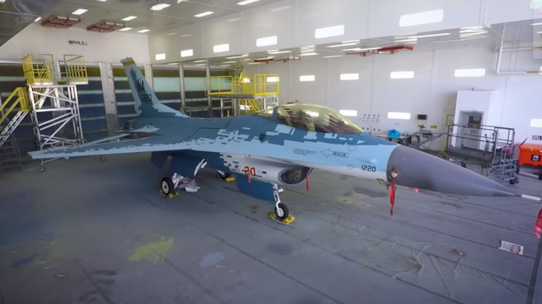 Für "Feindübungen": US-Luftwaffe lackiert F-16 in Farben von Russlands neuestem Kampfjet Su-57 um