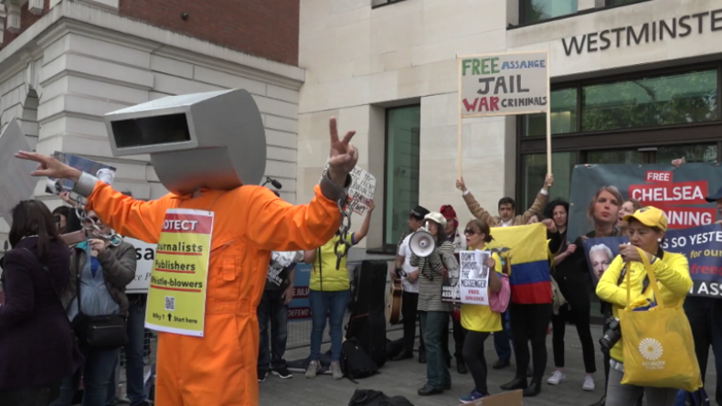 Protest für Assange und Pressefreiheit in London: WikiLeaks-Gründer liegt im Krankenhaus 