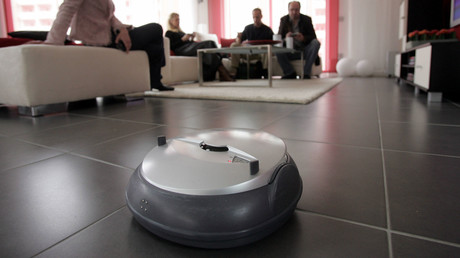 Ingenieur bringt Staubsauger das Fluchen bei - Schimpfwörter und Schreie bei jeder Kollision