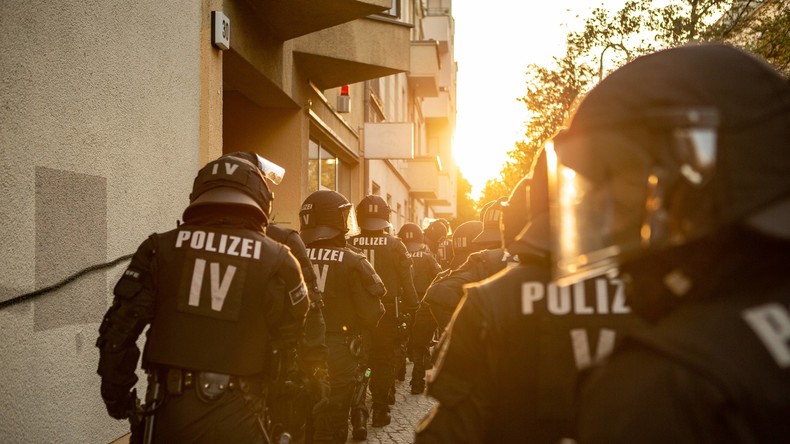 "Sieg" oder "Sieg Heil"? – Neue Verdachtsfälle rechtsextremer Netzwerke in der Polizei Berlin