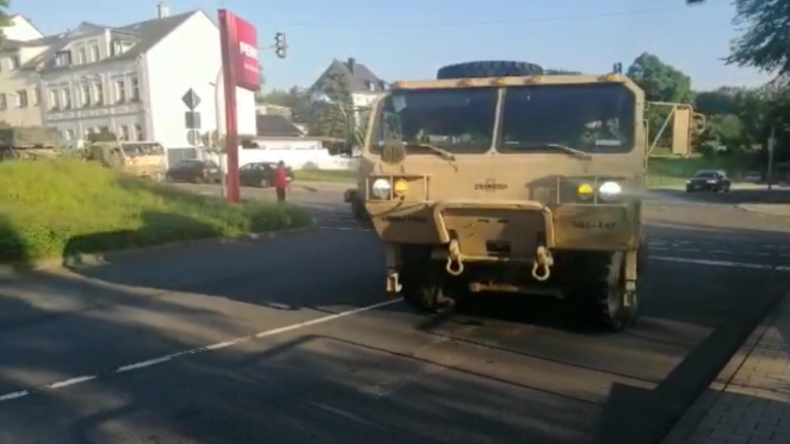 Militärkonvoi mit gigantischen Sattelschleppern der US-Armee rollt durch sächsische Kleinstadt