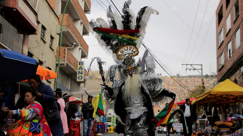Bolivien: Volkstänze mit farbenfrohen Kostümen bei der Andenfeier Señor del Gran Poder