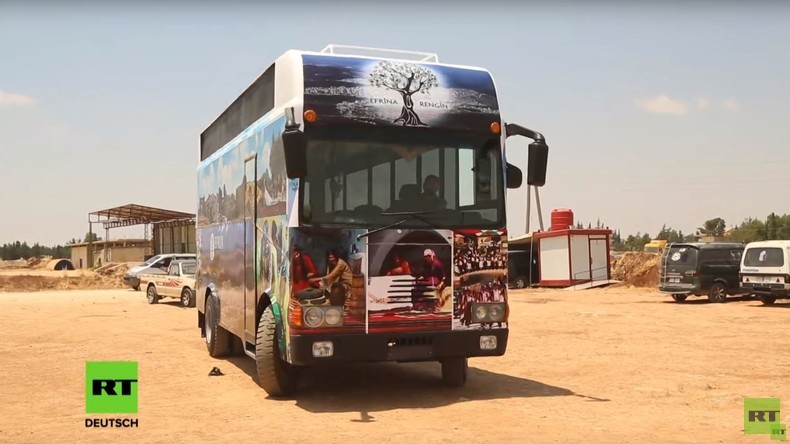 Zeichen der Hoffnung: Flüchtlinge aus syrischem Afrin bebildern alten Bus mit Fotos ihrer Stadt  