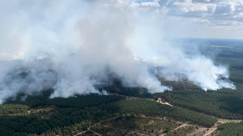 Waldbrand in Mecklenburg wütet weiter – Räumpanzer der Bundeswehr im Einsatz 