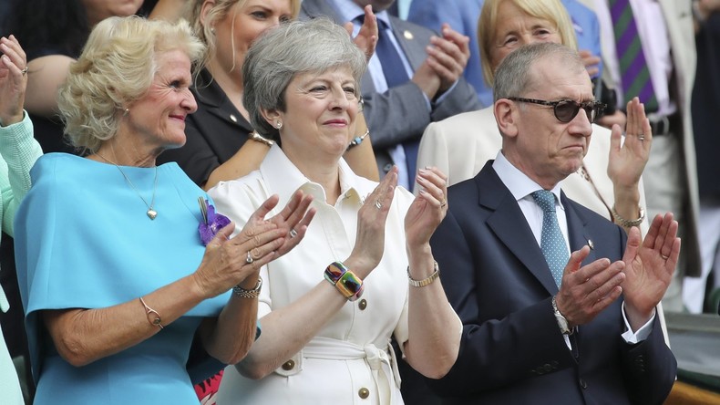 Here I Go Again: Theresa May bei ausgelassener Tanzeinlage zu ABBA-Hits erwischt