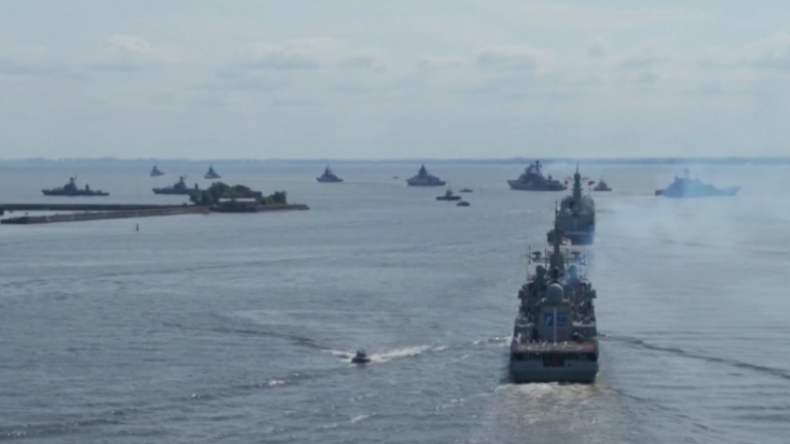 "Can answer any aggressor" - naval parade with dozens of warships in St. Petersburg