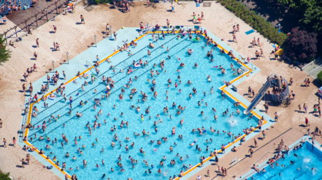 Gewalt in Schwimmbädern und das Preisgeben öffentlichen Raumes in Deutschland