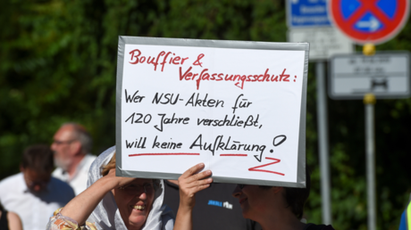 Deniz Yücel: Verfassungsschutz ist die "gefährlichste Behörde Deutschlands"