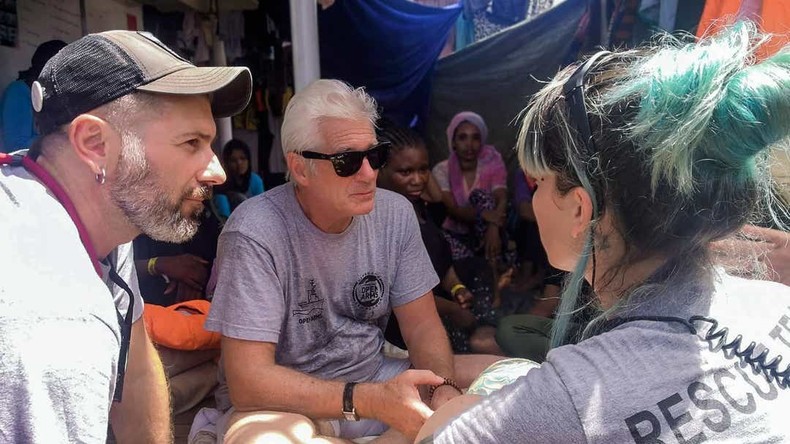"Bitte unterstützen Sie uns": Richard Gere besucht Migranten, die im Mittelmeer festsitzen