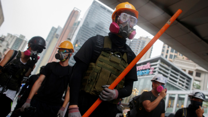 Mit Knüppeln, Stangen und Steinen – Demonstranten in Hongkong greifen brutal Polizisten an