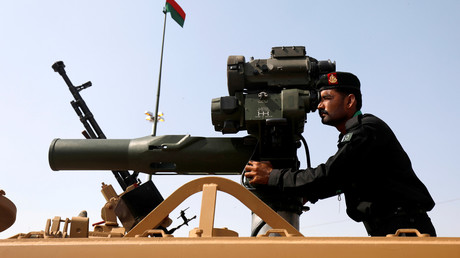 Medien: Pakistan bringt Waffen und Ausrüstung zur Luftwaffenbasis an Grenze zu Indien