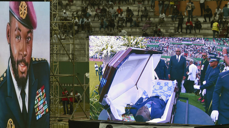 Todsicher: Fans entkleiden Leichnam ihres Idols bei Beerdigung zwecks Identifizierung