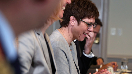 Kramp-Karrenbauer verspricht den USA höhere Rüstungsausgaben und mehr Auslandseinsätze