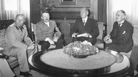 Ein schäbiges Stück Russophobie: EU-Beschluss setzt Kommunismus mit Nazismus gleich