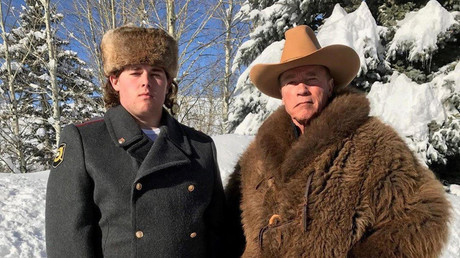 Arnold Schwarzeneggers Sohn in russischem Offiziersmantel löst Kommentarwelle auf Instagram aus
