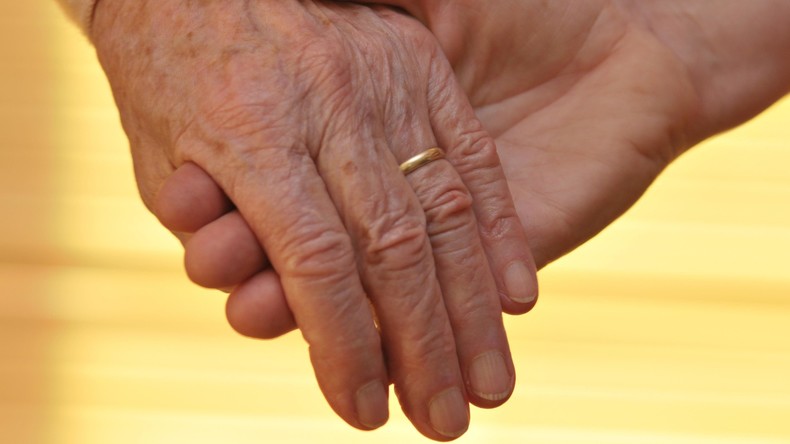Mit Händen und Füßen gewehrt: 24-Jähriger entgeht Armee durch Heirat seiner 81-jährigen Großtante