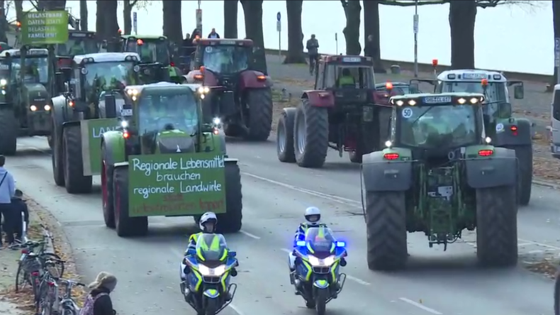Deutschland: 2.000 Traktoren rollen in Hannover aus Protest gegen Agrarreformen ein