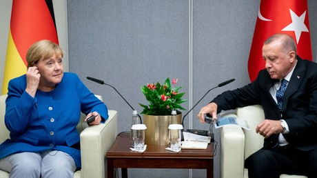 Merkel fordert von Erdoğan "umgehende Beendigung" der Syrien-Offensive